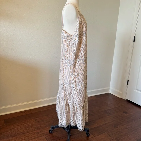 Elegant Lace Maxi Dress - Picture 5 of 10
